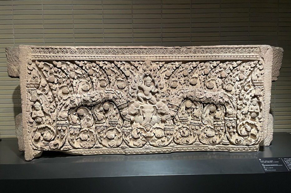 Linteau en grès, provenant du Prasat Sralao, au Cambodge Linteau en grès, provenant du Prasat Sralao, au Cambodge