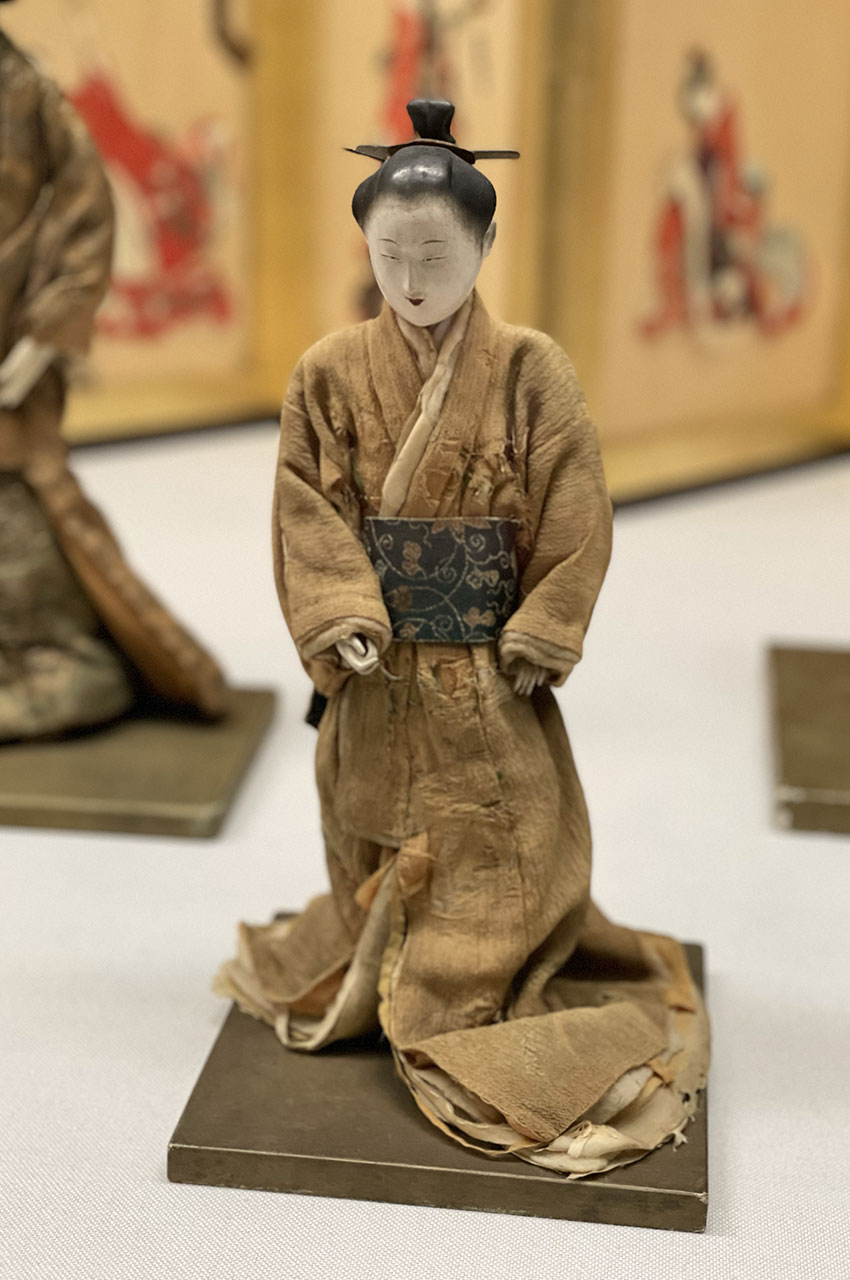 Poupées en bois représentant des femmes en costume traditionnel Poupées en bois représentant des femmes en costume traditionnel