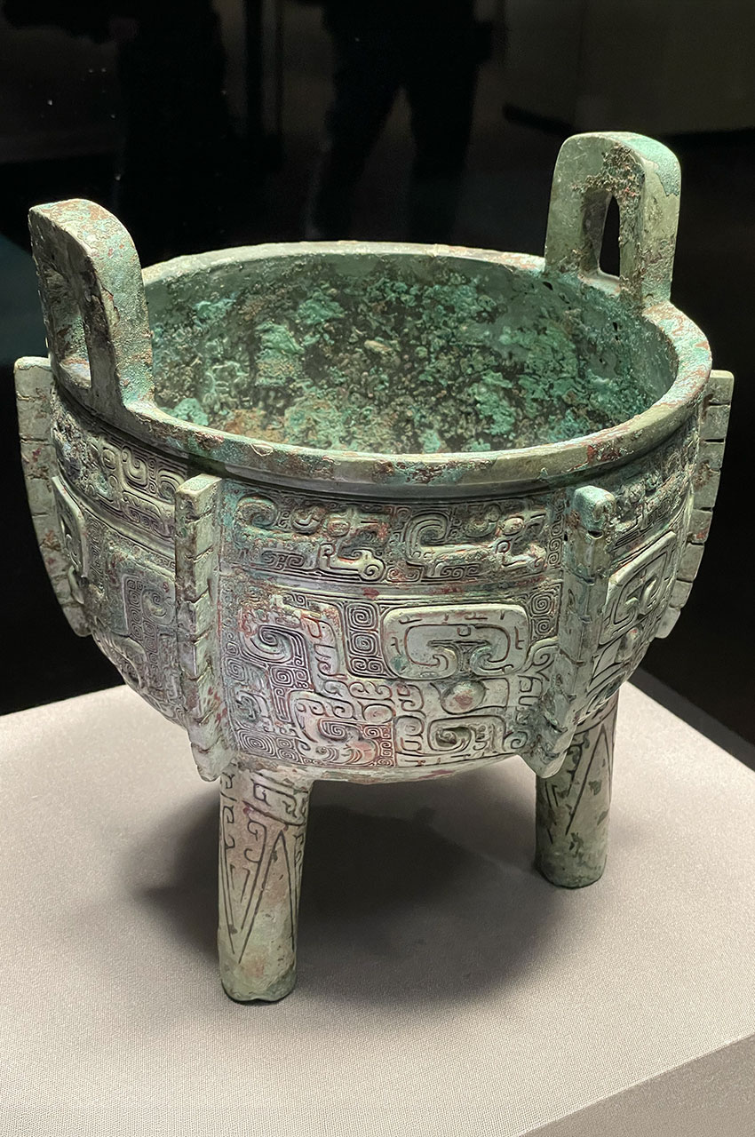 Récipient de cuisson (Ding) orné de masques d'animaux <em>(Taotie)</em> Récipient de cuisson (Ding) orné de masques d'animaux (Taotie)
