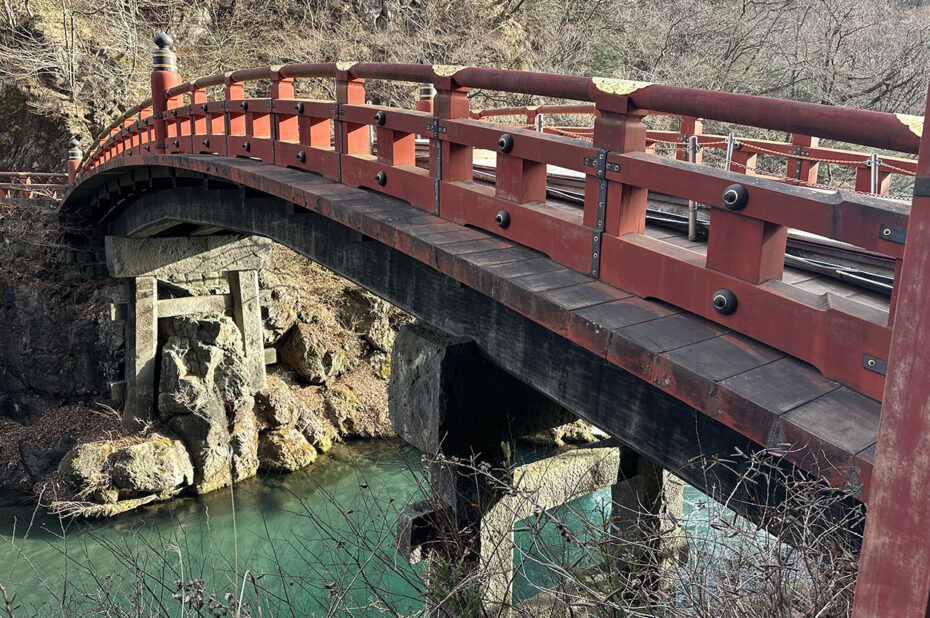Le pont sacré en bois Shinkyo est reconnaissable à sa couleur rouge