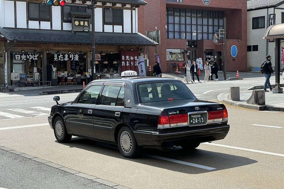 Un taxi vient de prendre des passagers à la gare de Nikko