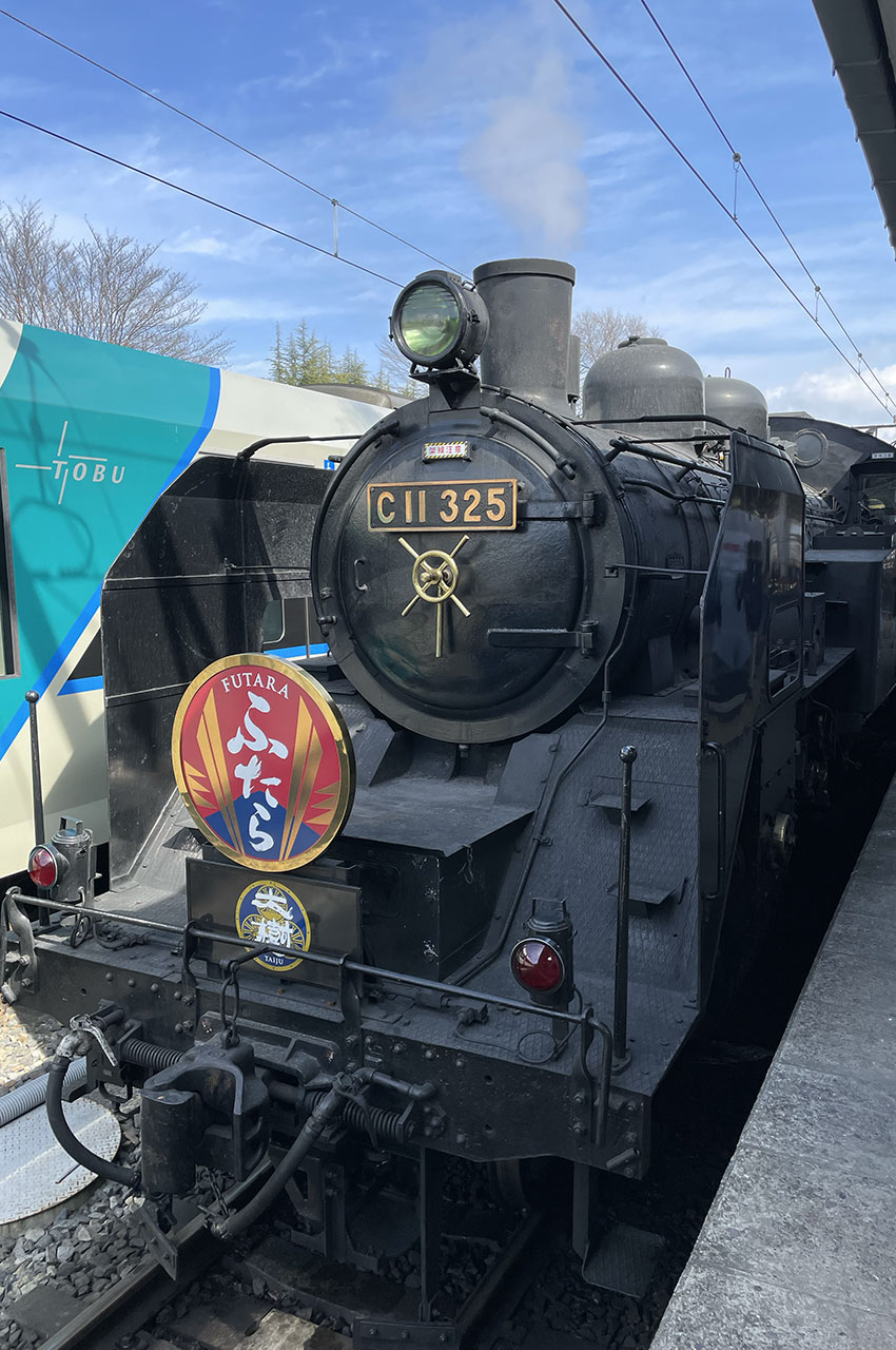 Vieille locomotive sur le quai de la gare de Nikko